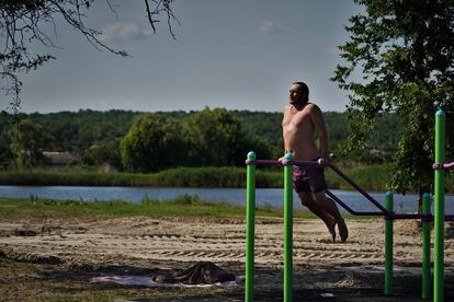 Junto al lago hay un campo de ftbol y varios aparatos en los que se pueden realizar ejercicios. 