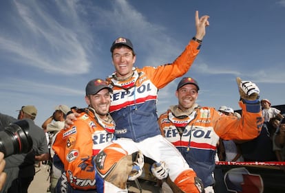 Marc Coma ganó el primer Dakar en Suramérica, arropado por Jordi Viladoms (izquierda) y Gerard Farrés.