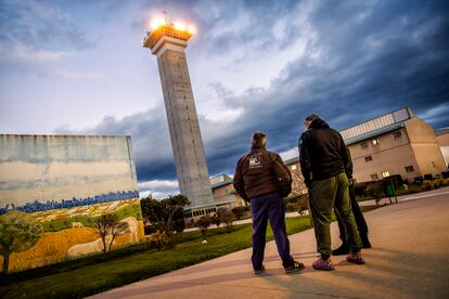 Internos de la cárcel Madrid V de Soto del Real (Madrid) junto a la torre del centro, el viernes 1 de marzo.