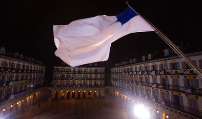 La bandera de San Sebastián ondea en una plaza de la Constitución completamente vacía.
foto javier hernandez