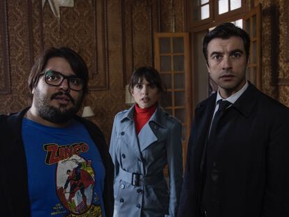 Brays Efe, Verónica Echegui y Javier Rey, en 'Orígenes secretos'.