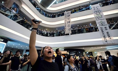 Manifestantes prodemocracia se reúnen en un centro comercial de Hong Kong para cantar el himno. 