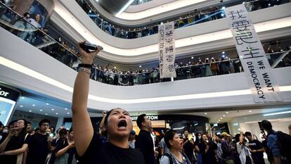 Manifestantes pró-democracia se reúnem em um shopping center de Hong Kong para cantar o hino.