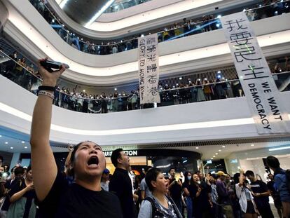 Manifestantes prodemocracia se reúnen en un centro comercial de Hong Kong para cantar el himno. 