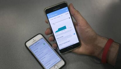 Un cliente revisa el uso de datos móviles de su teléfono.