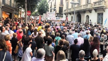 Concentració davant de l'Ajuntament de Mataró.