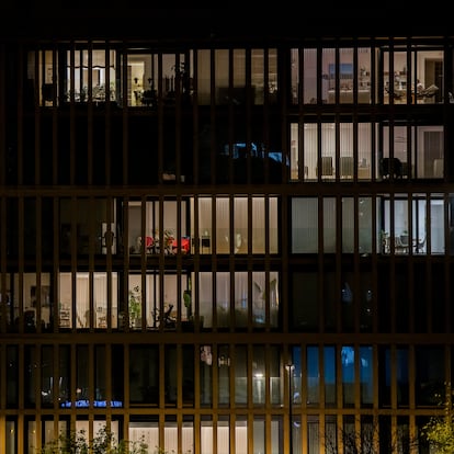 DVD1235 (09/10/24). Santiago de Compostela (A Coruña). Economía. Sector inmobiliario. Viviendas en España. Vista nocturna de un edificio moderno en una zona residencial a las afueras de Santiago de Compostela./ ÓSCAR CORRAL (EL PAÍS).