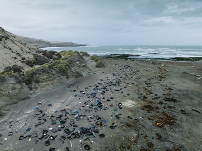 Cajas plásticas sobre una de las playas de la Península Valdés, en la provincia de Chubut (Argentina), en abril de 2023.