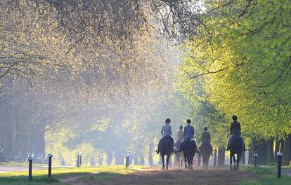 Un grupo de jinetes pasea por Hyde Park, en el centro de Londres, en una mañana primaveral.