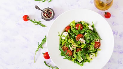 Una variedad de prácticos accesorios para elaborar y presentar las mejores ensaladas.