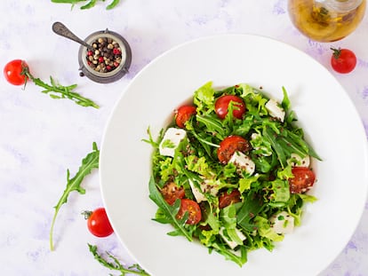 Una variedad de prácticos accesorios para elaborar y presentar las mejores ensaladas.