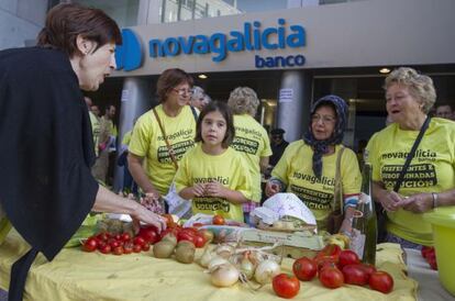 Afectados protestan en la sede del Banco en Vigo 