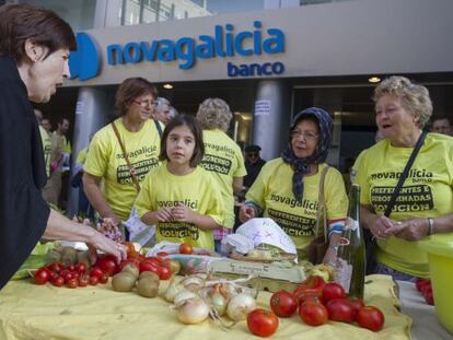 Afectados protestan en la sede del Banco en Vigo
