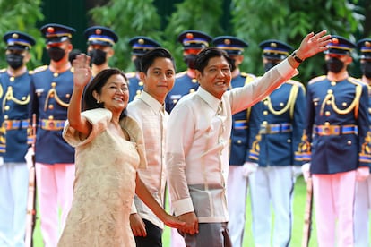 Ferdinand Marcos Jr., con su mujer y su hijo, poco después la investidura.