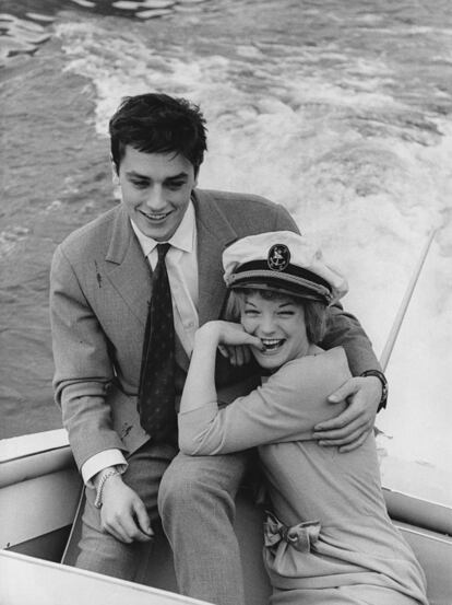 Alain Delon con Romy Schneider en el lago Lugano en 1959, tras anunciar su compromiso.