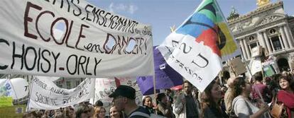 Profesores y estudiantes franceses, durante la manifestación desarrollada en el centro de París