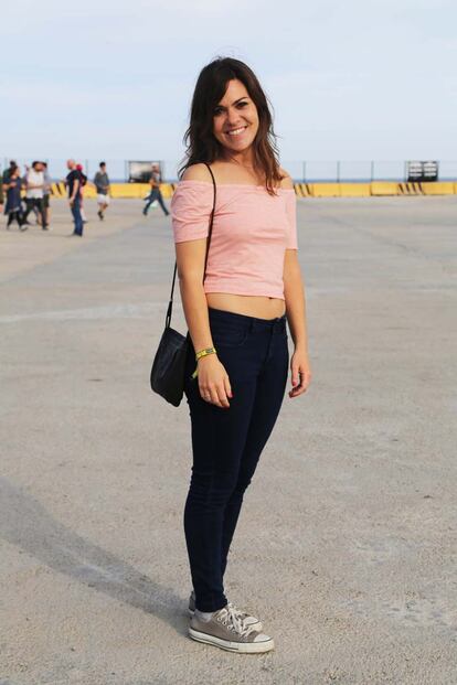 Andrea viste top de Urban Outfiters y pantalones de Forever 21.