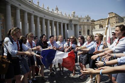 Peregrinos franceses congregados en la Plaza de San Pedro en el Vaticano.