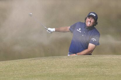 Phil Mickelson juega desde el búnker en el hoyo 15.