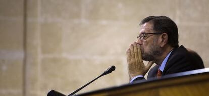 El presidente del Parlamento, Manuel Gracia, durante un pleno de la Cámara.