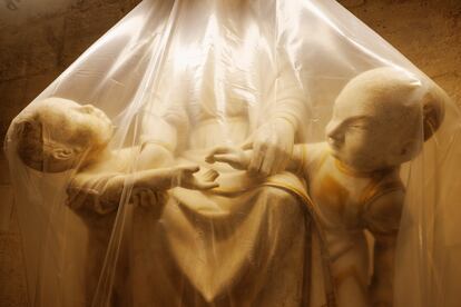 22 de mayo de 2023: dos de los numerosos tesoros escultóricos de Notre Dame, a salvo tras el siniestro. 