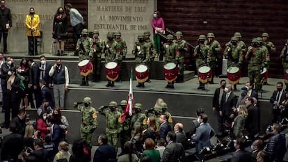 Militares del Ejército mexicano asisten al Pleno de la Cámara de Diputados