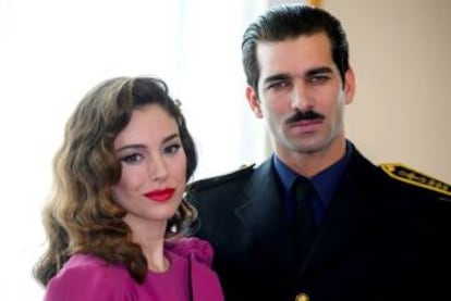 Blanca Suárez y Rubén Cortada, en una imagen promocional de 'Lo que escondían sus ojos'.