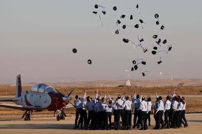 Pilotos de la Fuerza Aérea de Israel lanzaban el jueves sus birretes al aire mientras celebraban su ceremonia de graduación, en la base de Hatzerim en el desierto de Negev.
