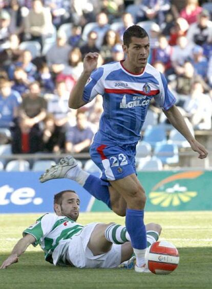 Casquero se lleva el balón pese a la oposición de Pablo Álvarez.