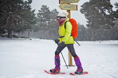 Una excursionista en la sierra de Guadarrama tras una reciente nevada.