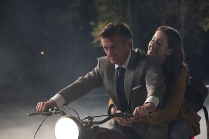 Sean Penn, que encarna a un personaje basado en William Holden, y Alana Haim, en 'Licorice Pizza'.