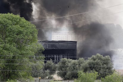 Hasta 11 dotaciones de bomberos, según el 112, han estado trabajando en las labores de extinción de las llamas, que a esta hora están controladas. Sin embargo, los agentes siguen trabajando en su extinción definitiva. En la foto, el estado del edificio tras el incendio.