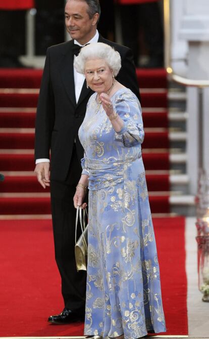 La reina Isabel II a su llegada al hotel Mandarin, situado en el barrio de Knightsbridge, en Londres, donde celebra una recepción para agasajar a algunos de los invitados a la boda de su nieto, Guillermo de Inglaterra, que mañana contraerá matrimonio con Catalina Middleton en la abadía de Westminster.