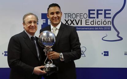 Florentino P&eacute;rez y Keylor Navas, en la entrega del premio al jugador iberomericano del a&ntilde;o en Madrid.