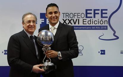 Florentino Pérez y Keylor Navas, en la entrega del premio al jugador iberomericano del año en Madrid.