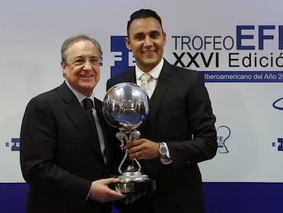 Florentino P&eacute;rez y Keylor Navas, en la entrega del premio al jugador iberomericano del a&ntilde;o en Madrid.