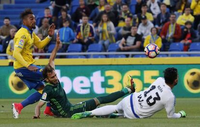 Adán salva ante Boateng.