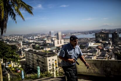 Un oficial armado de la Unidad de Policía Pacificadora patrulla en la favela de Providencia, en Río de Janeiro, el lunes 22 de junio. Brasil ha calculado que las operaciones de seguridad para los Juegos Olímpicos de 2016 costarán alrededor de 170 millones de euros, de acuerdo a las estimaciones del Ministerio de Defensa.