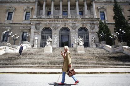 Soledad Puértolas frente a la Biblioteca Nacional.