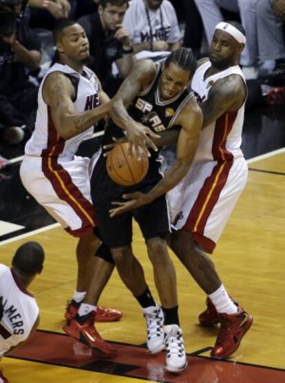 Lewis y James pugnan con Leonard por la pelota.