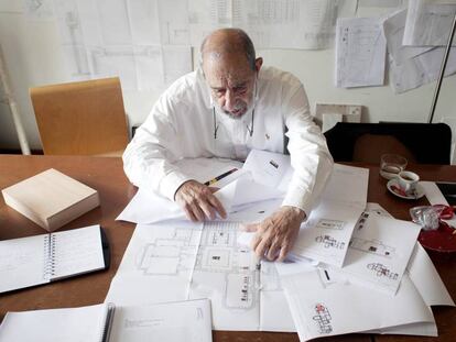 El arquitecto portugués Álvaro Siza, en su estudio en 2016.