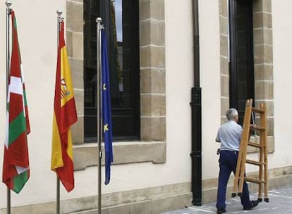 Un operario ha colocado esta mañana la bandera española entre la 'ikurriña' y la de la Unión Europea