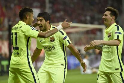 Neymar celebra junto a Luis Suárez y Messi su segundo gol frente al Bayern.