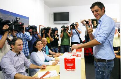 El candidato Eduardo Madina vota en la agrupación de Deusto, en Bilbao.