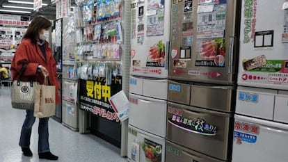 Consumidora em loja de departamentos de Tóquio.