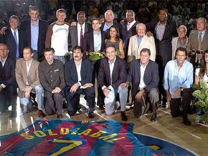 Solozábal y su mujer Montse, en el centro, posan con ex jugadores y técnicos ante una camiseta gigante con el número 7 del ex base del Barcelona. De pie y de izquierda a derecha, Brabender, Romay, Jiménez, Sibilio, De la Cruz, Norris, Kucharski, Mike Davis, Serra, Corbalán y Zeravica. Abajo, Ansa, Llorente, Creus, Flores, Epi, López Abril, Costa y una de las hijas de Solozábal.