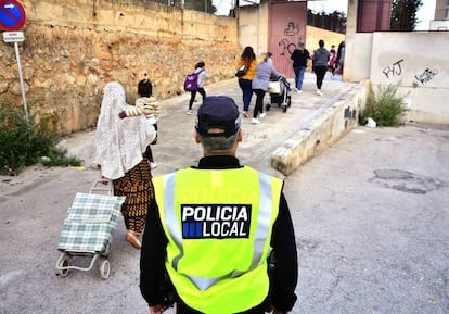 Un policía local en la entrada de un colegio de Palma.