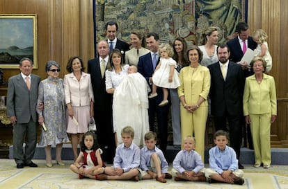 Los Príncipes de Asturias posan con sus hijas, las infantas Sofía y Leonor, junto a los Reyes y el resto de integrantes de la familia real y de la familia de doña Letizia, en junio de 2007.