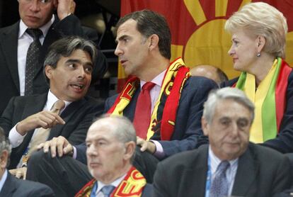 El príncipe Felipe, en la grada junto a Albert Soler, secretario de Estado para el Deporte y otras personalidades presentes en las gradas lituanas.