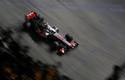 El McLaren de Lewis Hamilton, en plena sesión de libres.